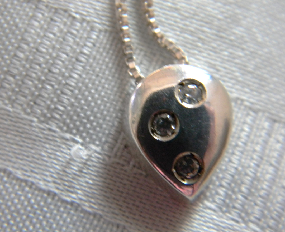 p485 Stunning Sterling Silver Pear Shaped Pendant and Box Chain