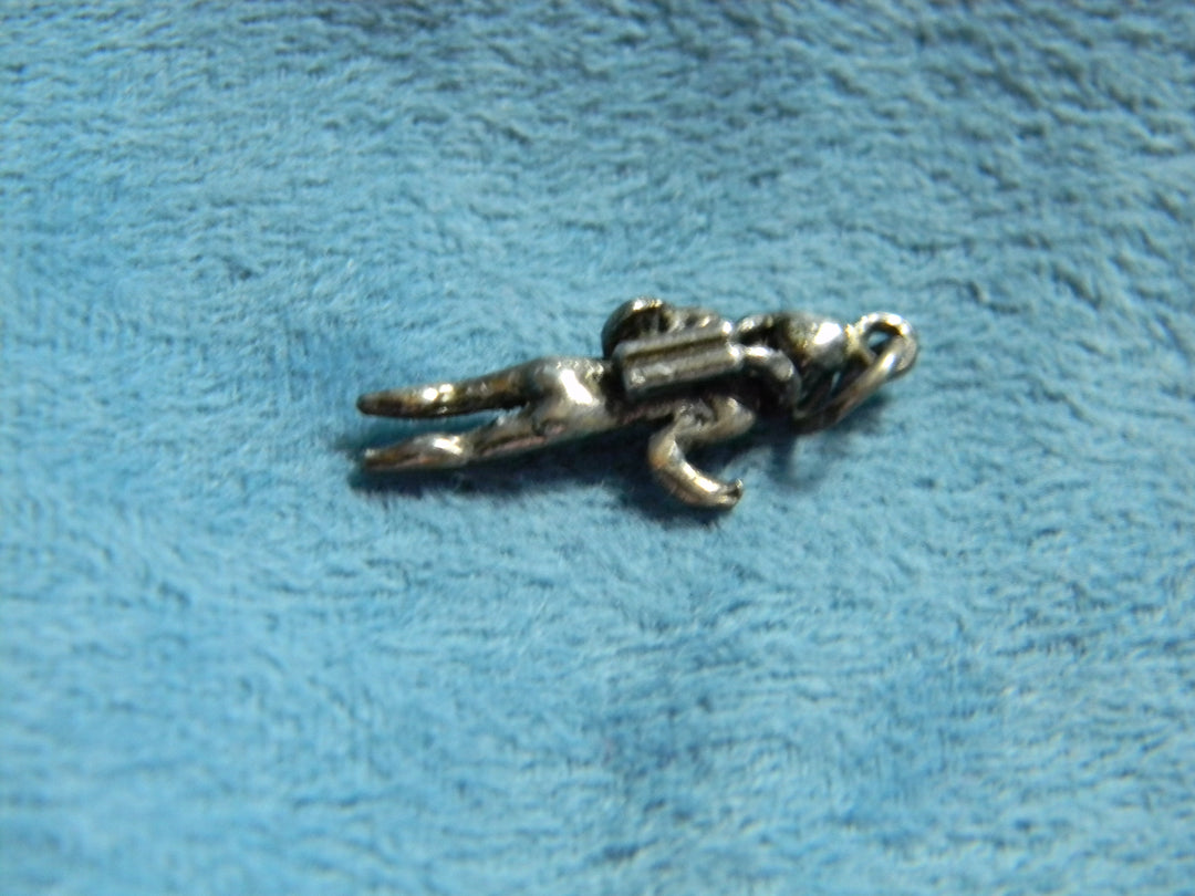 j887 Nice Vintage Scuba Diver Charm/ Pendant in Silver Tone