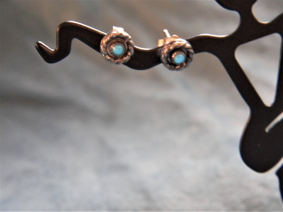 j889 Pretty Sterling Silver Stud Earrings with Small Center Turquoise