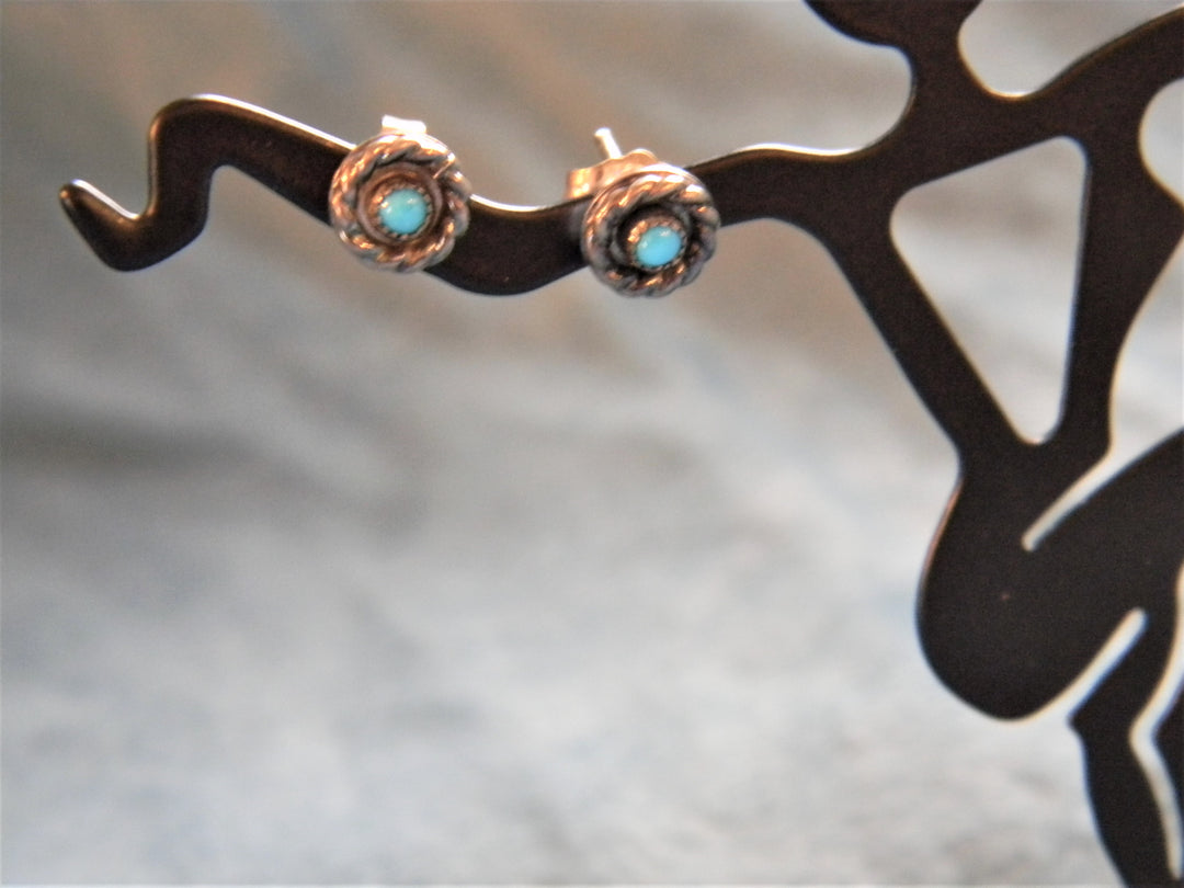 j889 Pretty Sterling Silver Stud Earrings with Small Center Turquoise