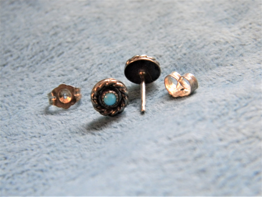 j889 Pretty Sterling Silver Stud Earrings with Small Center Turquoise