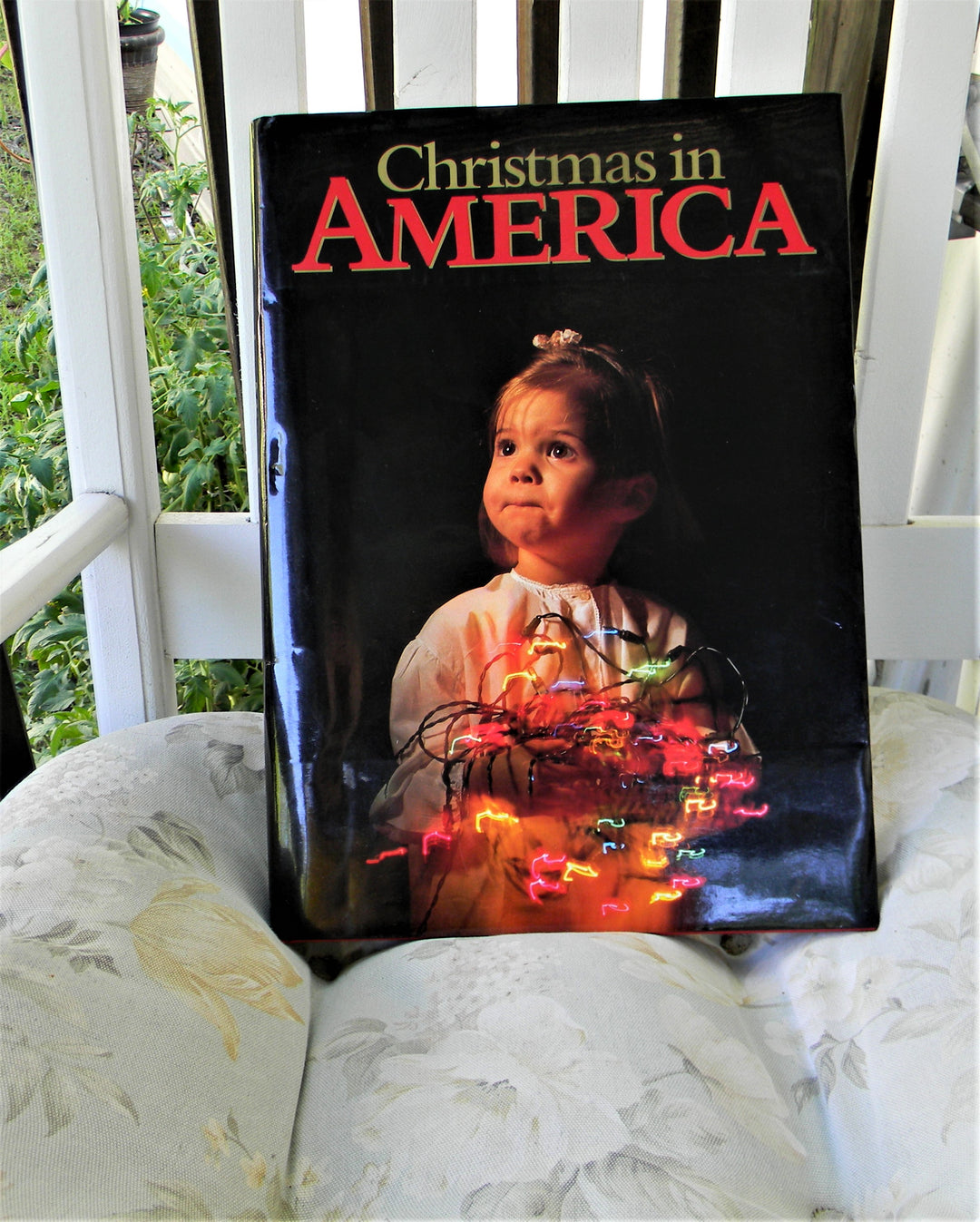 j895 Vintage Book 1988 Christmas in America Photographs of Christmas Season
