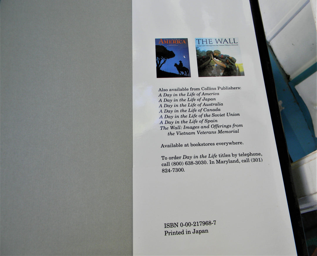 j895 Vintage Book 1988 Christmas in America Photographs of Christmas Season