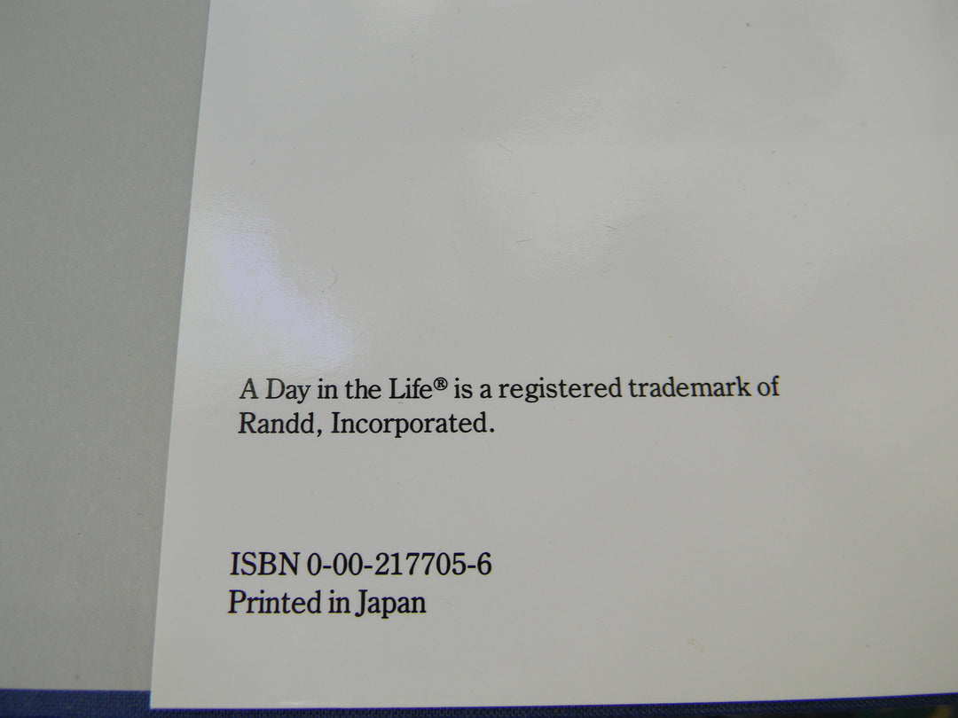 j896 Vintage Book 1986 A Day in the Life of America Photographic Book