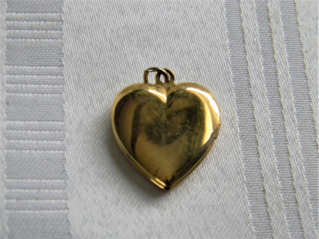p359 Lovely Preowned Polished Heart locket - Gold Filled