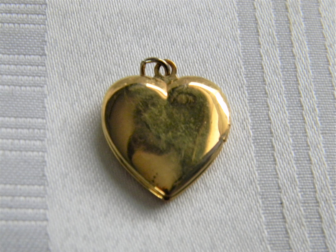 p359 Lovely Preowned Polished Heart locket - Gold Filled
