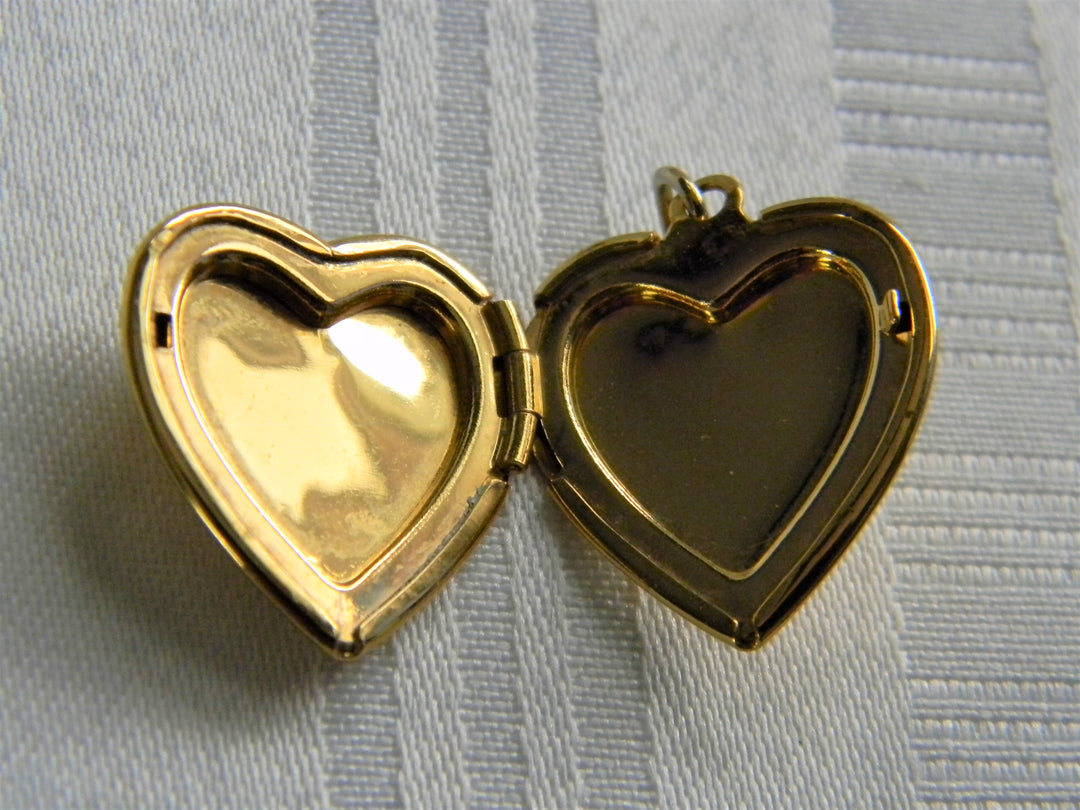 p359 Lovely Preowned Polished Heart locket - Gold Filled