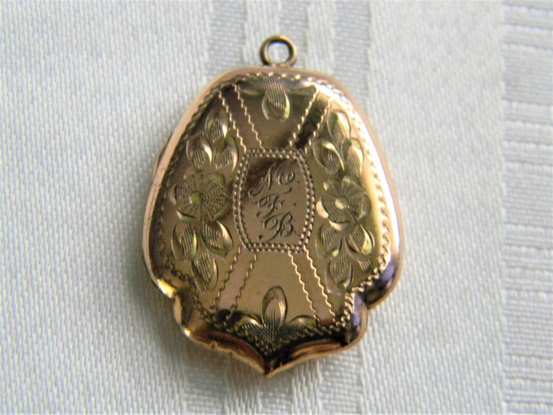 p358 Lovely Vintage Etch and Engraved Rectangle Locket Gold Filled