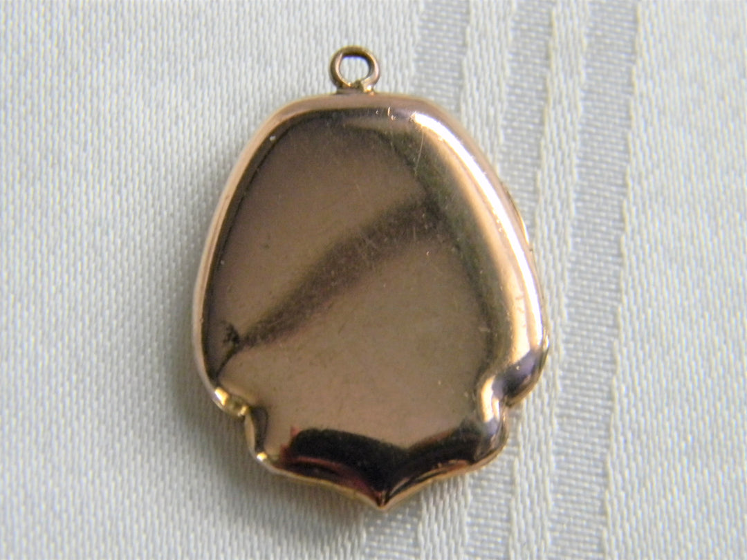 p358 Lovely Vintage Etch and Engraved Rectangle Locket Gold Filled