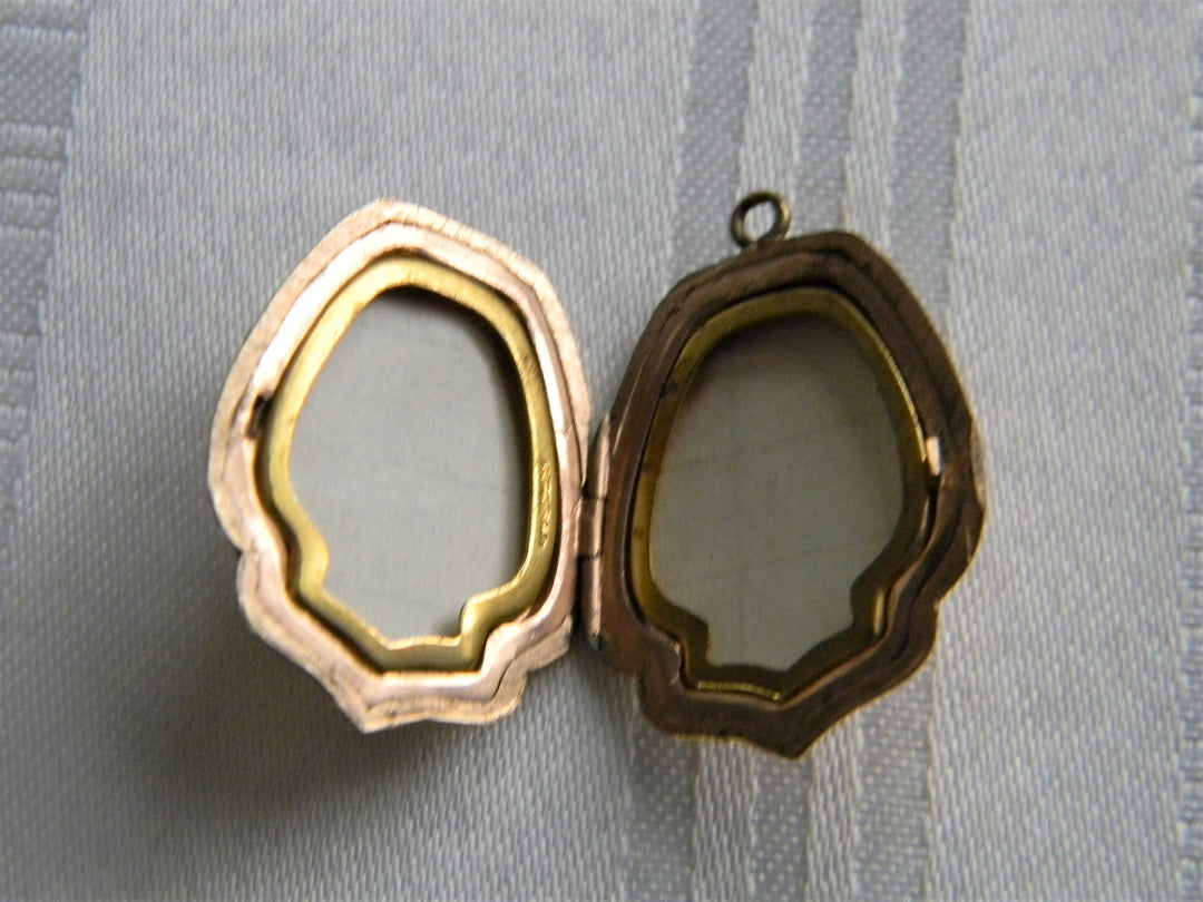 p358 Lovely Vintage Etch and Engraved Rectangle Locket Gold Filled