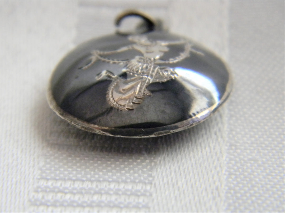 p367 Vintage Siam Sterling Niello Gray Enamel Round Pendant