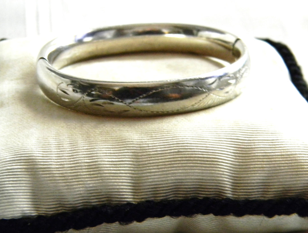 p385 Pretty Hinged Sterling Silver Bangle Bracelet, Embossed Design by Craftmere