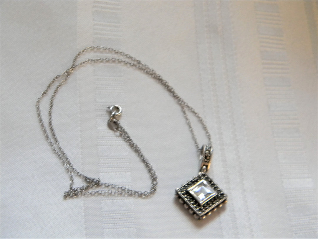 h516 Stunning Vintage Sterling Silver Diamond Shape Pendant with Rolo Chain