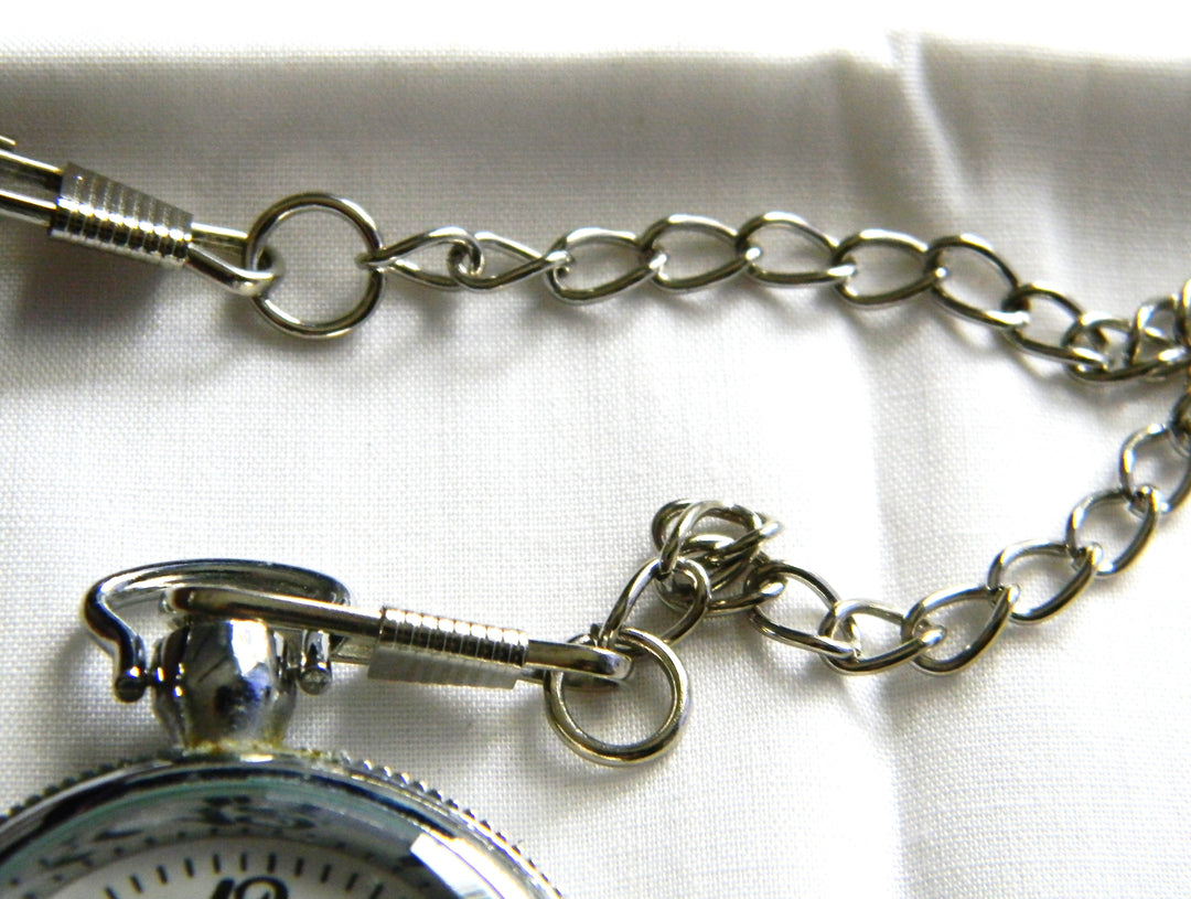 p423 Nice Silver Tone Ya WeiSi Quartz Pocket Watch with Leather Belt Holder