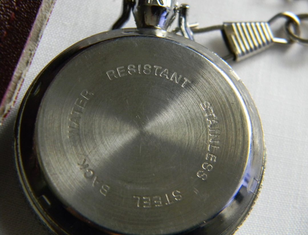 p423 Nice Silver Tone Ya WeiSi Quartz Pocket Watch with Leather Belt Holder