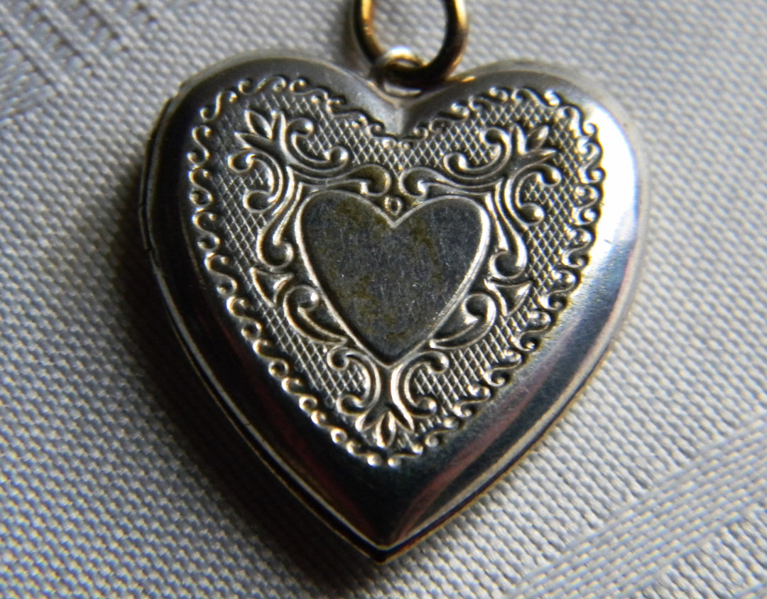 p464 Unique Heart Locket Filigree Design Silver Pendant (No chain)
