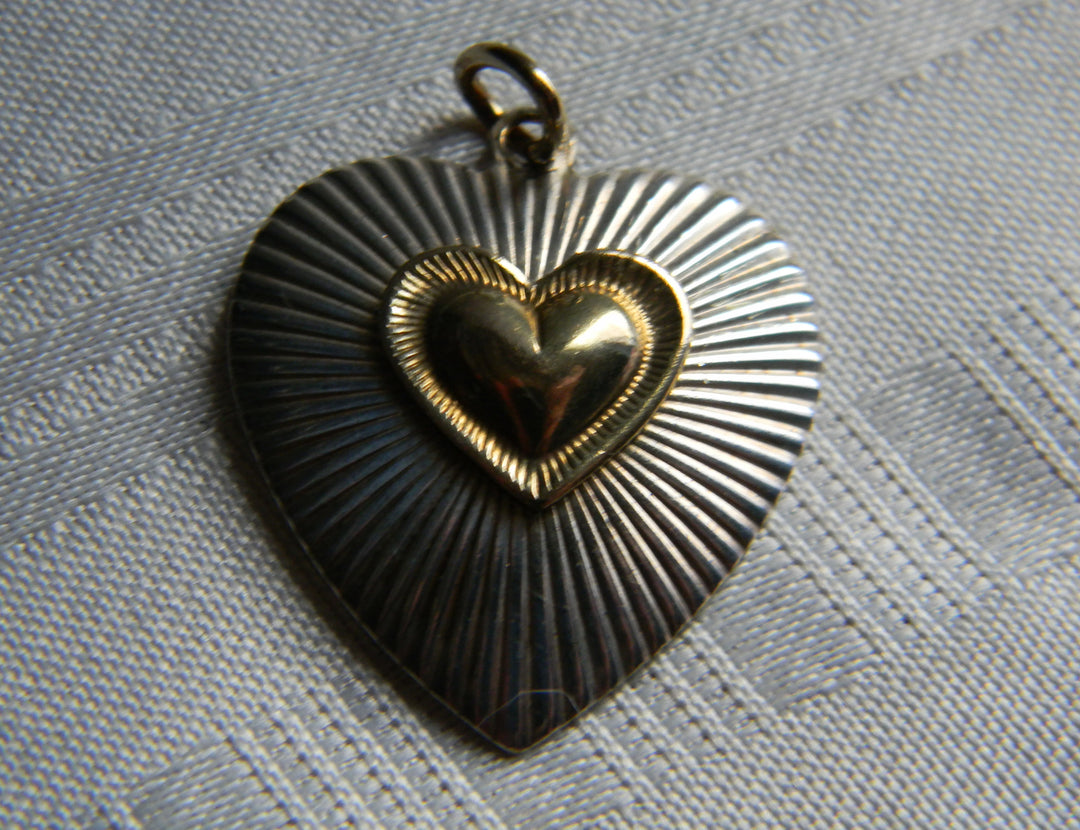 p463 Unique Ribbed Heart Design Silver/ Gold Pendant (No chain)