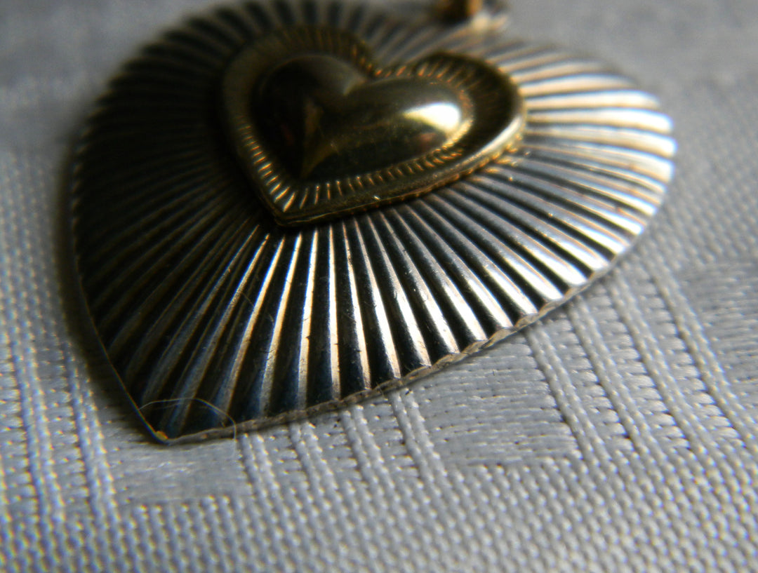 p463 Unique Ribbed Heart Design Silver/ Gold Pendant (No chain)