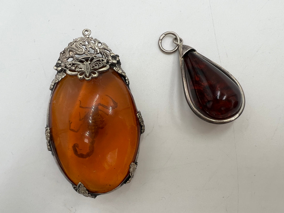 t961 Unique Red Stone Pendants