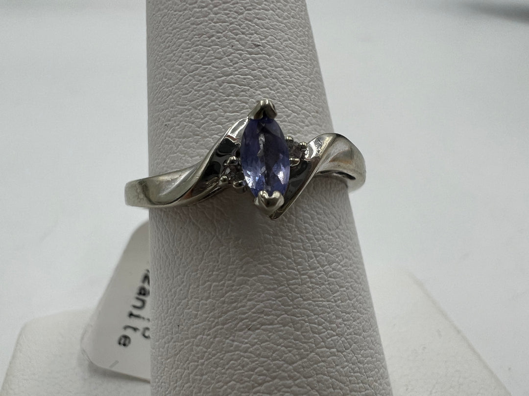 u133 Simplistic 10kt White Gold Tanzanite Ring Size 7.5