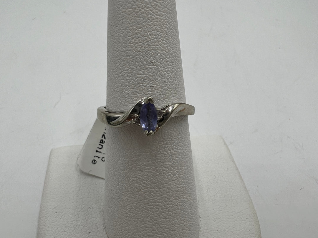 u133 Simplistic 10kt White Gold Tanzanite Ring Size 7.5