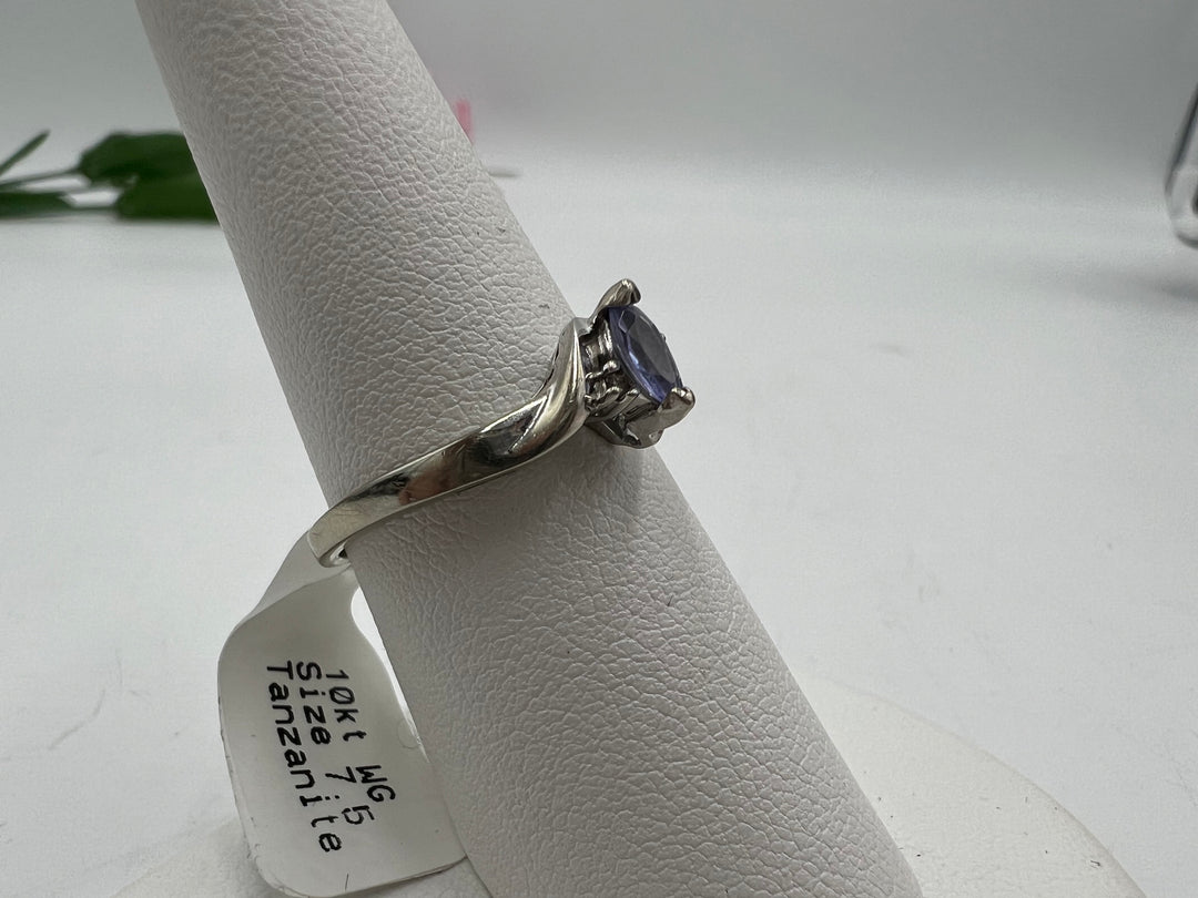 u133 Simplistic 10kt White Gold Tanzanite Ring Size 7.5