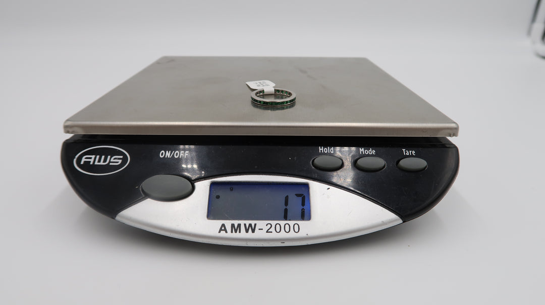 t529 10k White Gold Synthetic Green Stone Ring Size 6 1/4