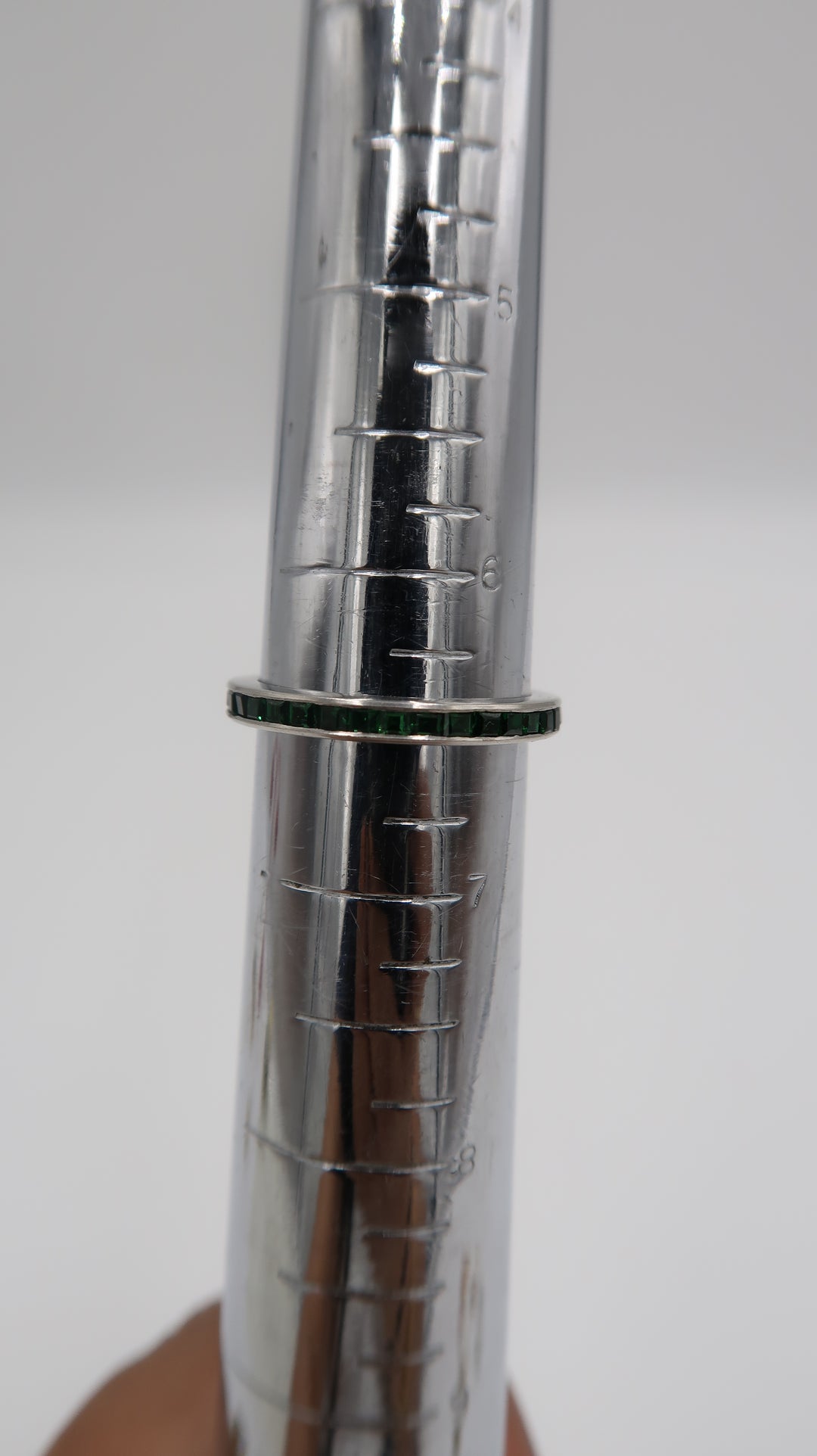 t529 10k White Gold Synthetic Green Stone Ring Size 6 1/4