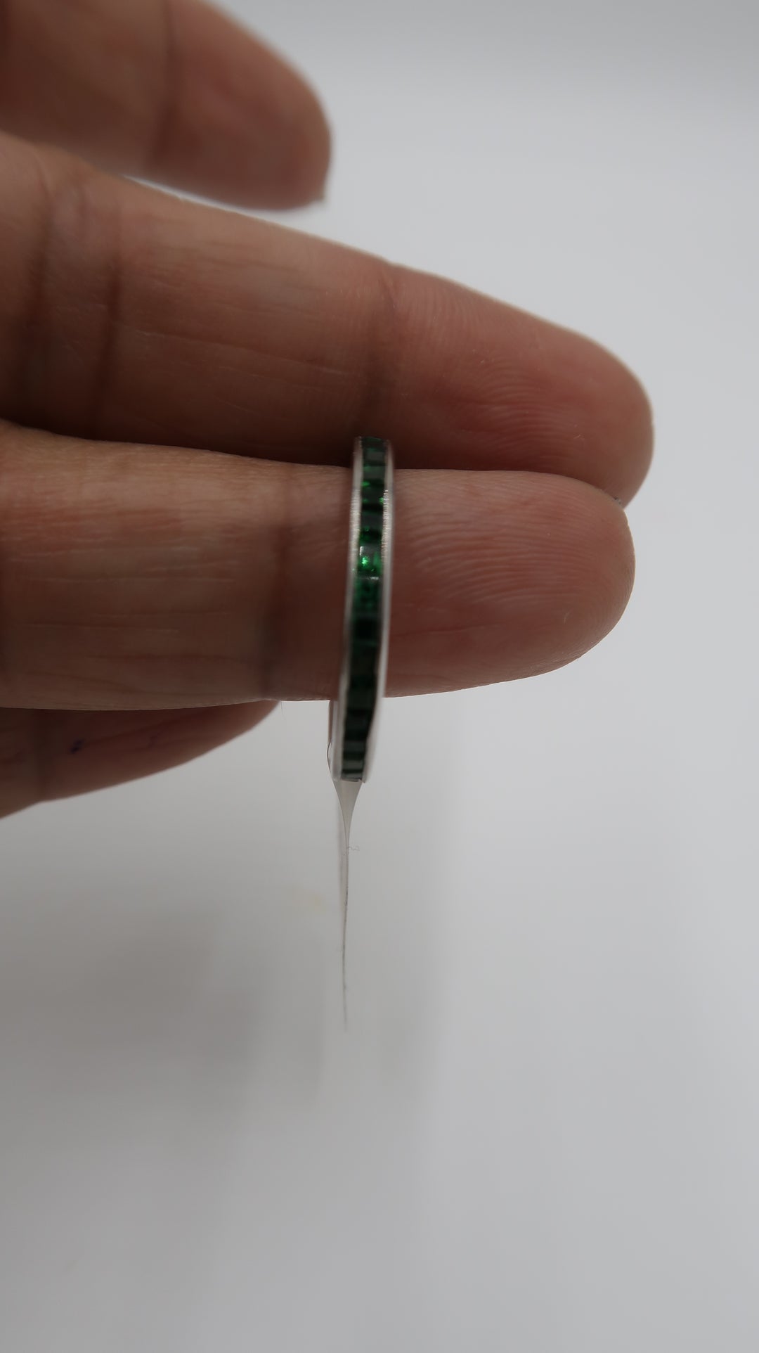 t529 10k White Gold Synthetic Green Stone Ring Size 6 1/4