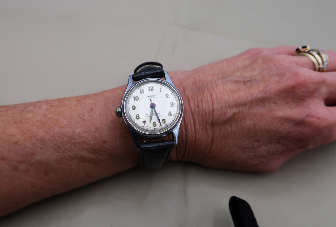 p472 Vintage Agora 1940's Left Handed Men's Wrist Watch in Silver Tone