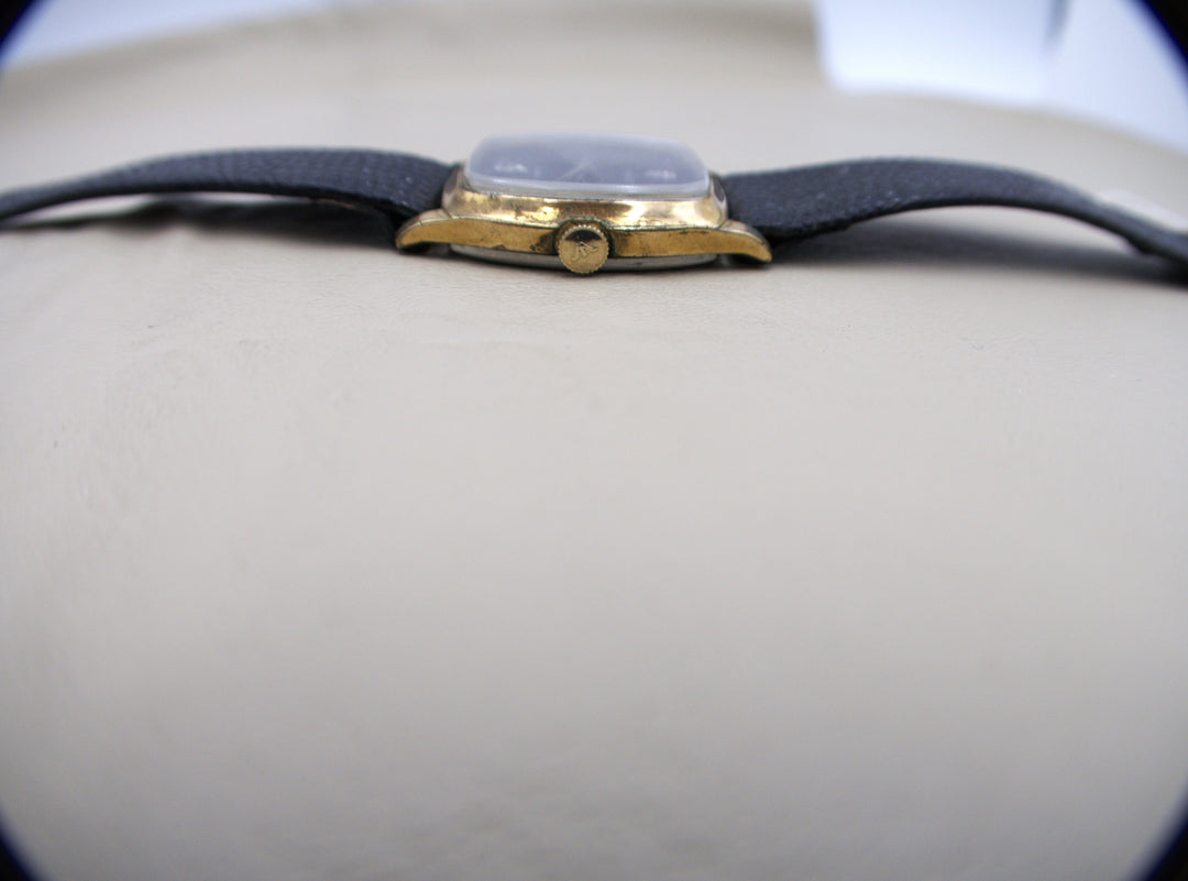 p474 Vintage Wittnauer 1970's Men's Wrist Watch in Gold and Black