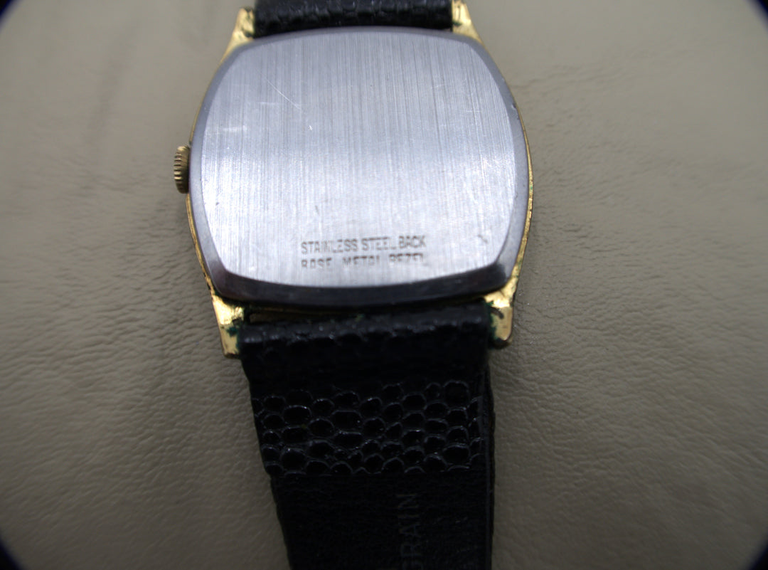 p474 Vintage Wittnauer 1970's Men's Wrist Watch in Gold and Black
