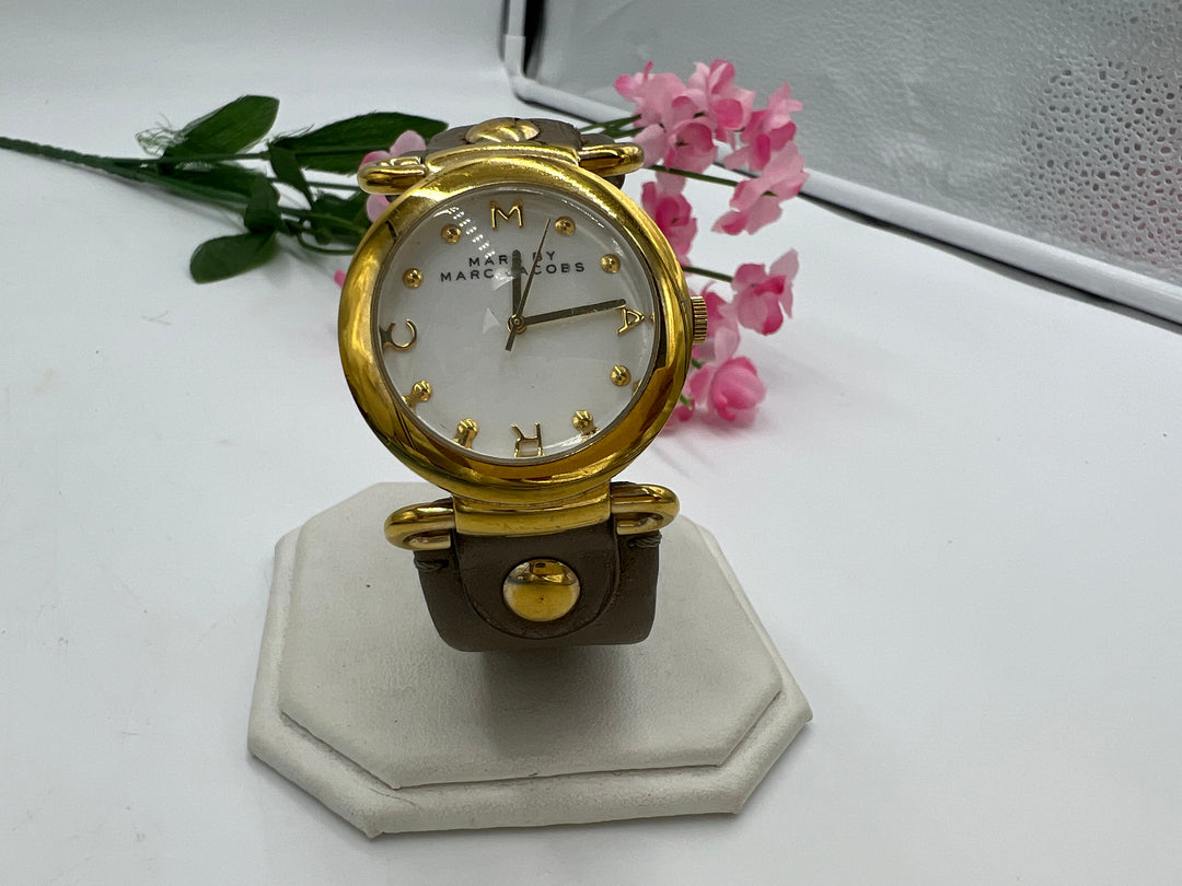 t629 Marc Jacobs Molly Goldtone Case Grey Leather Strap Wrist Watch