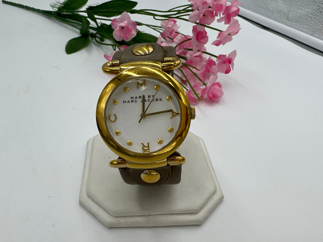 t629 Marc Jacobs Molly Goldtone Case Grey Leather Strap Wrist Watch