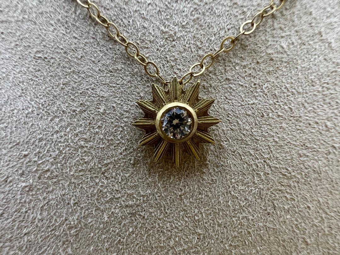 t691 14kt Gold and Diamond Star Necklace