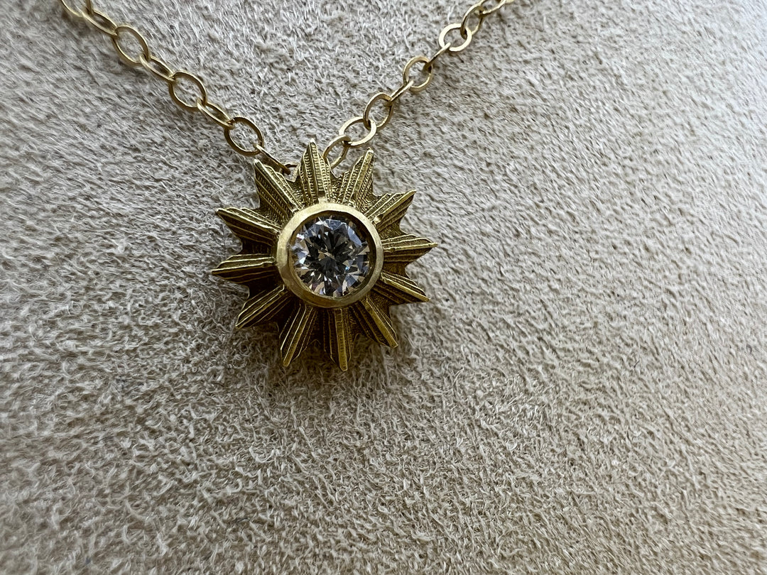 t691 14kt Gold and Diamond Star Necklace