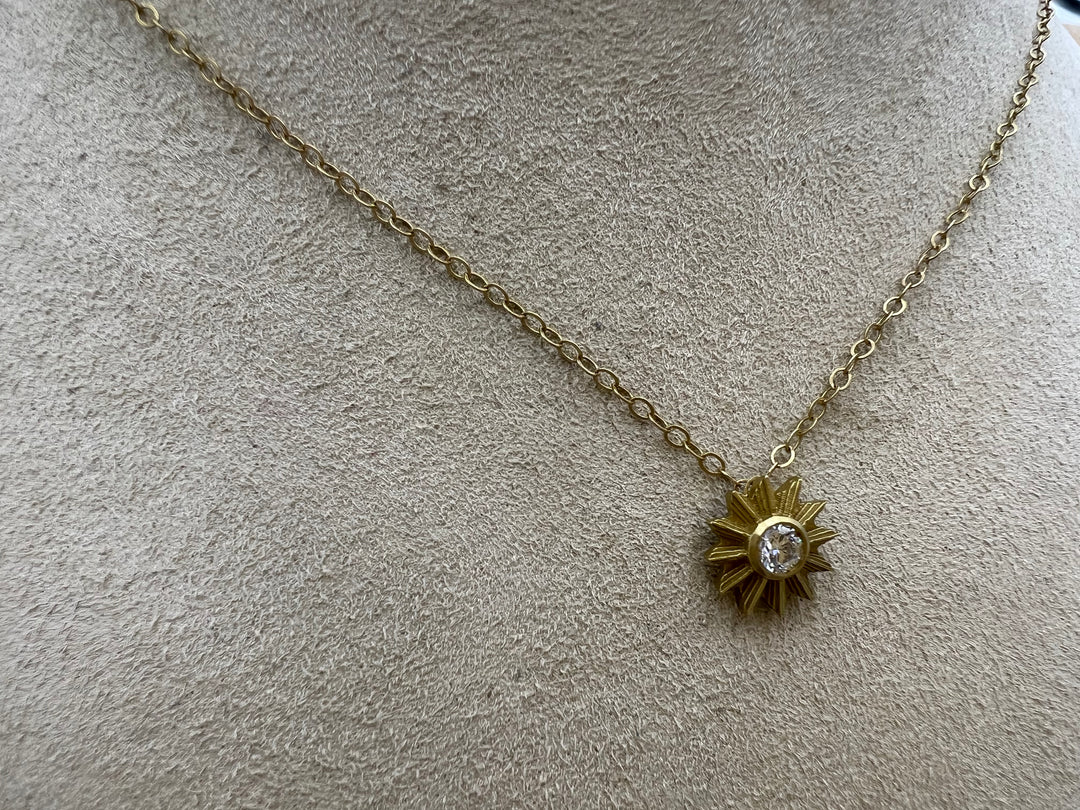 t691 14kt Gold and Diamond Star Necklace