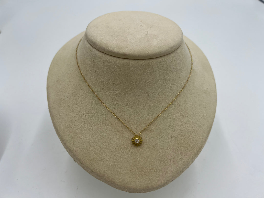 t691 14kt Gold and Diamond Star Necklace