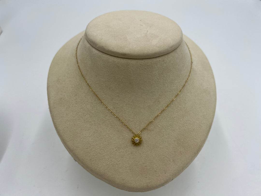 t691 14kt Gold and Diamond Star Necklace