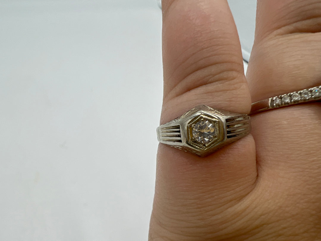 t744 Beautiful Vintage White Gold Cubic Zirconia Engagement Ring