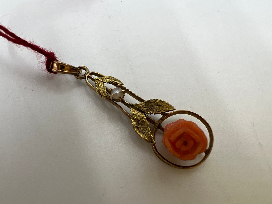 t783 Delicate Yellow Gold Coral Pearl Pendant