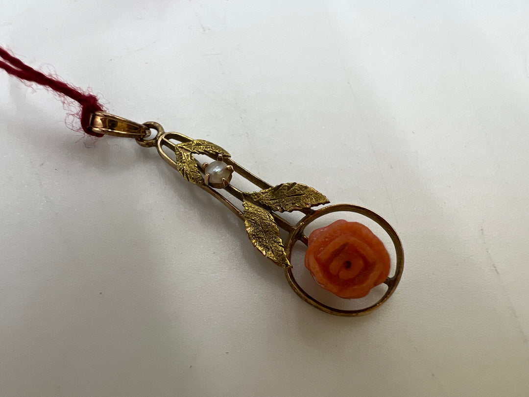 t783 Delicate Yellow Gold Coral Pearl Pendant