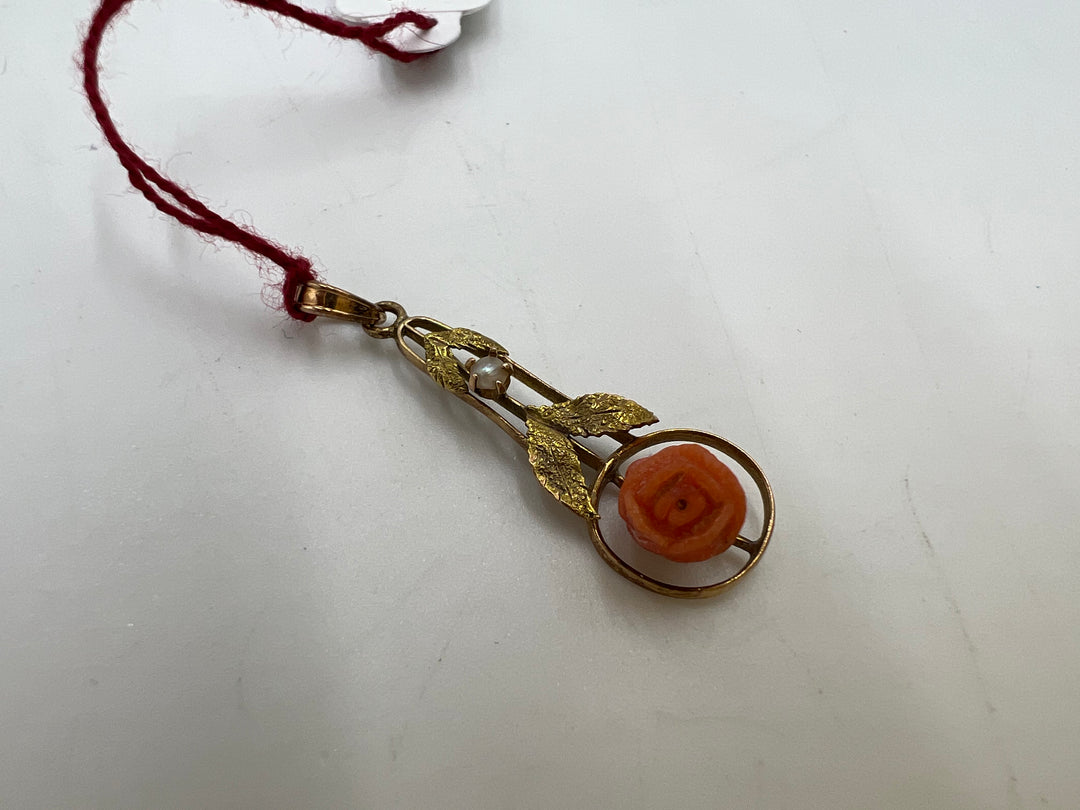 t783 Delicate Yellow Gold Coral Pearl Pendant