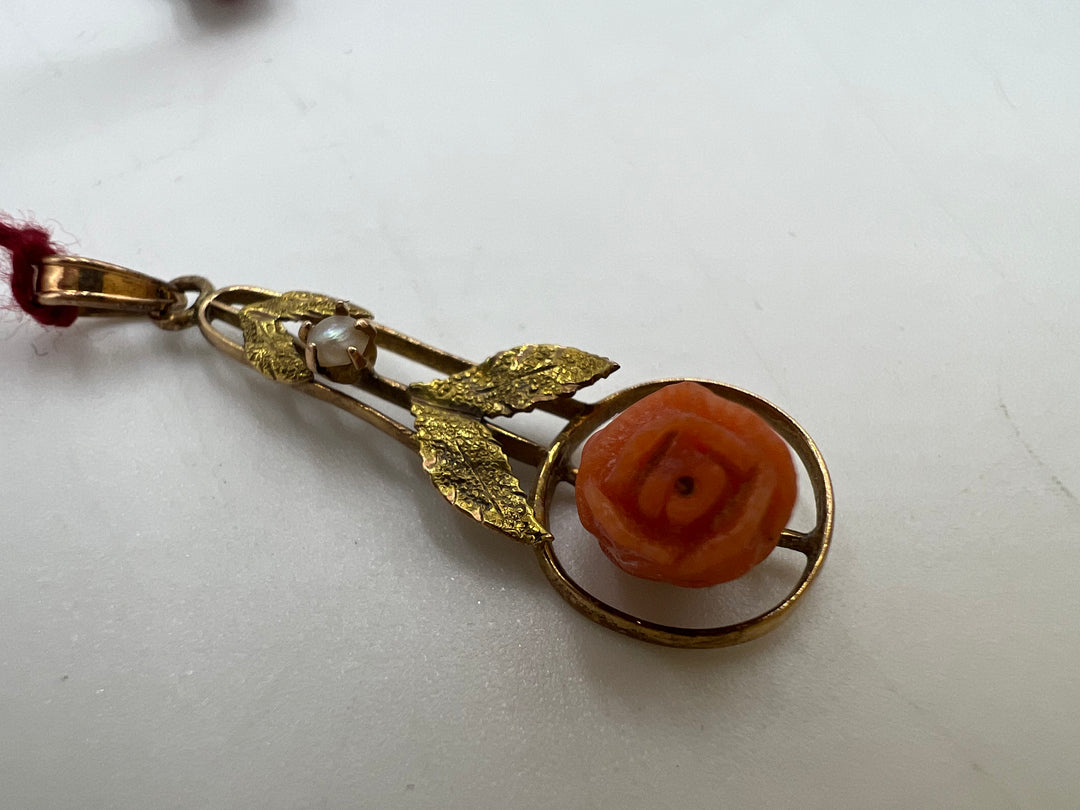 t783 Delicate Yellow Gold Coral Pearl Pendant
