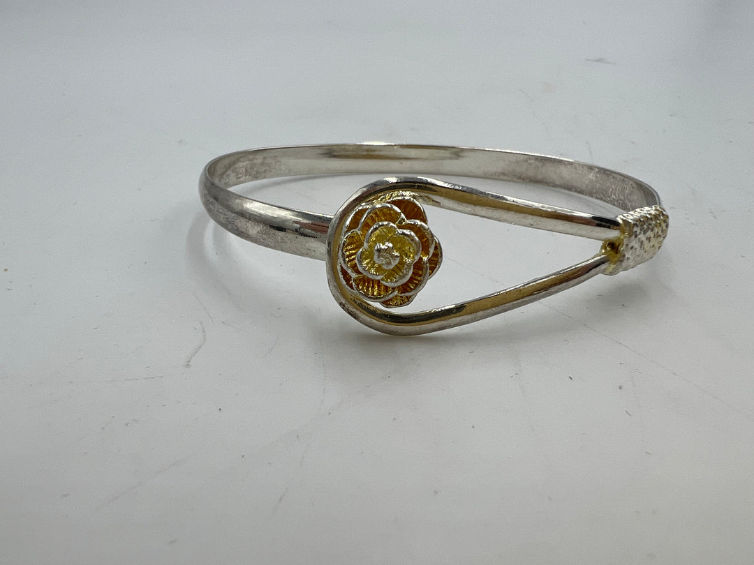 For sale: (1) t830 Beautiful Sterling Silver Flower Wrist Cuff Bracelet