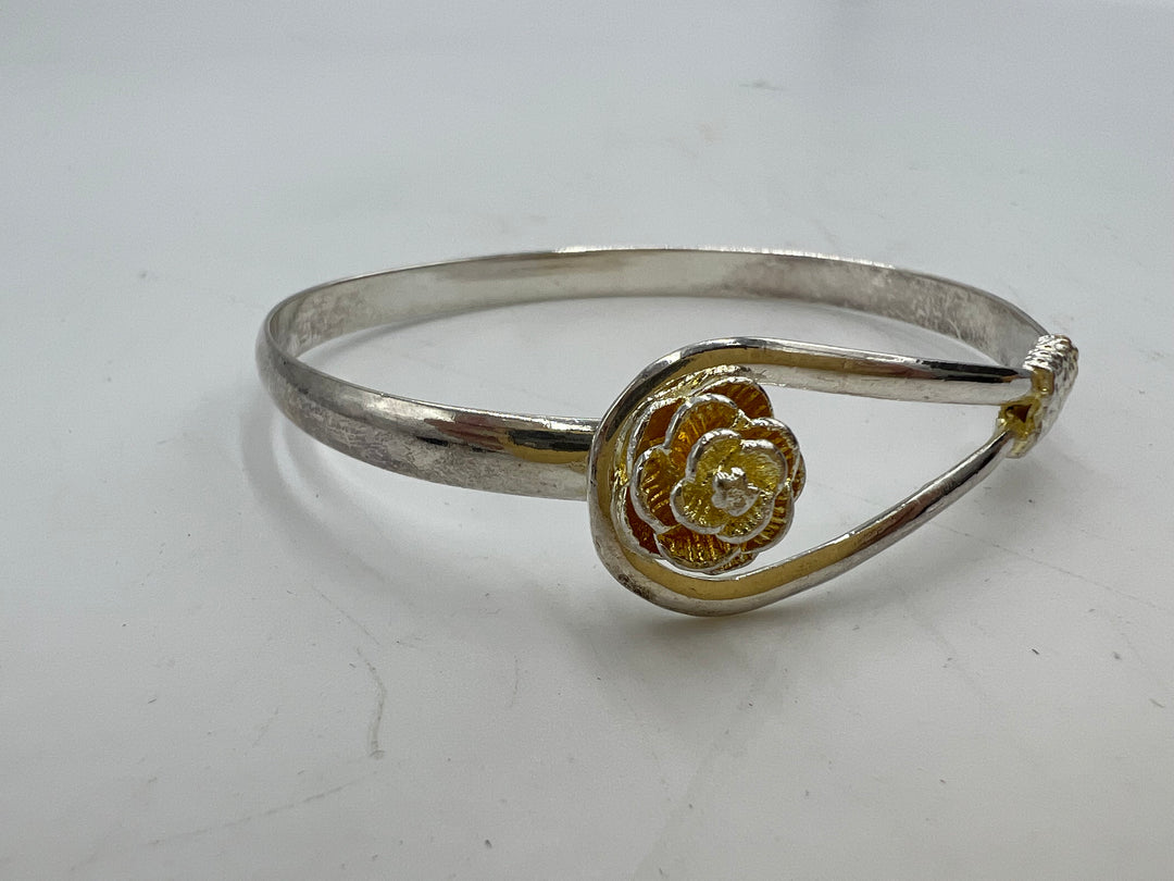 For sale: (1) t830 Beautiful Sterling Silver Flower Wrist Cuff Bracelet