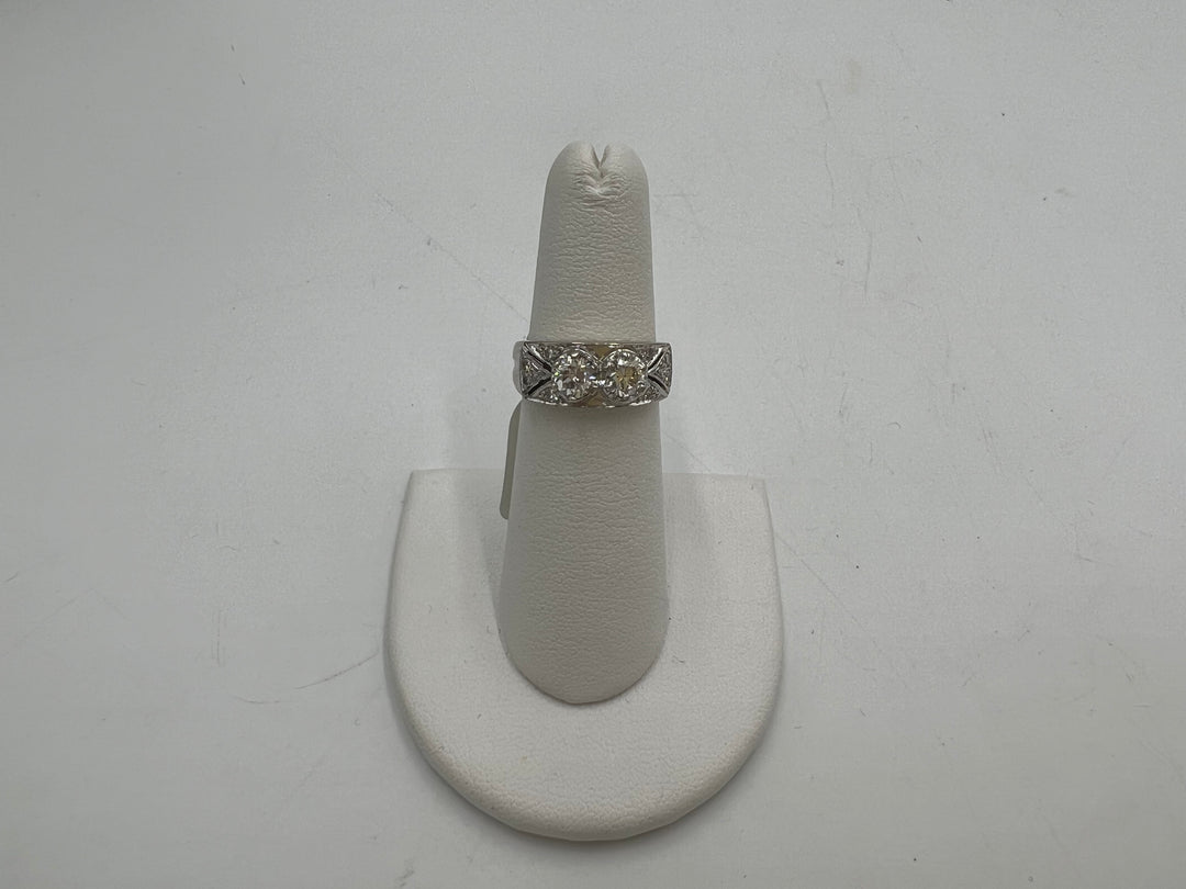 t884 Beautiful 14kt White Gold Diamond Wedding Band
