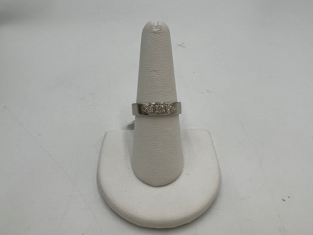 t885 Beautiful 14kt White Gold Diamond Wedding Band