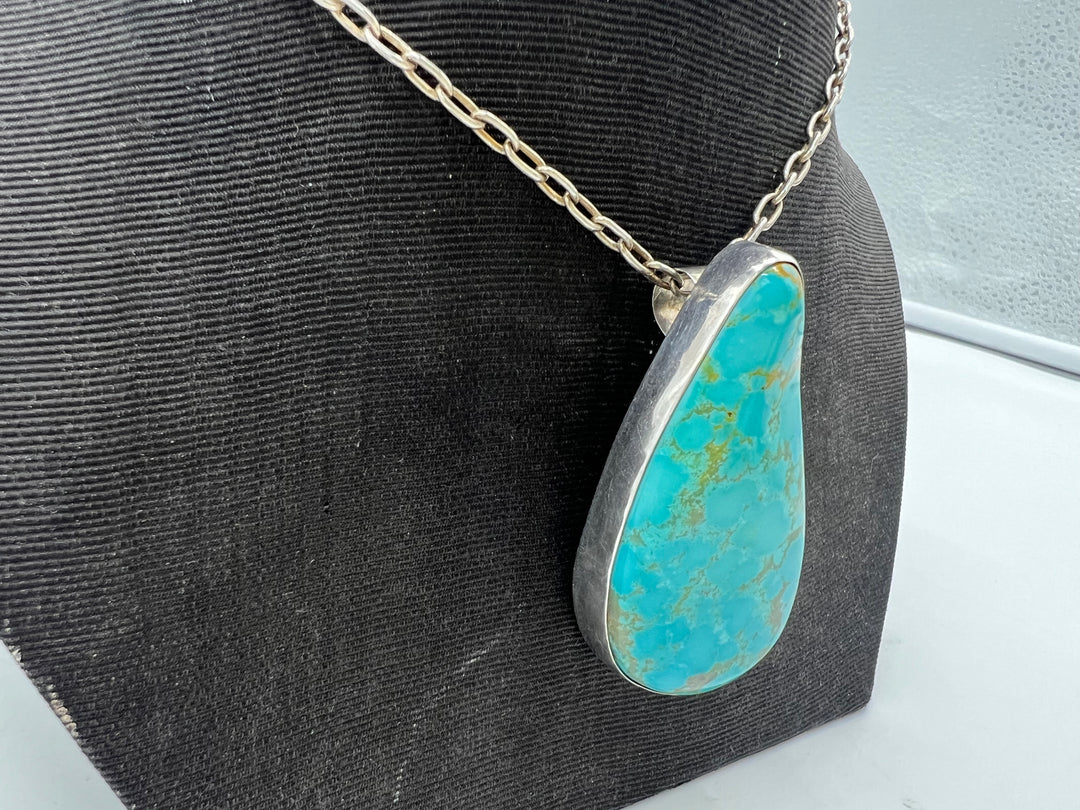 t939 Elegant 925 Sterling Silver Turquoise Pendant and Chain Necklace