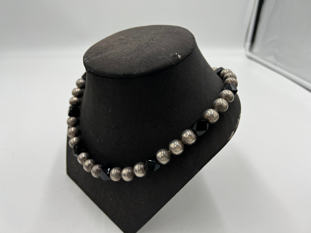 t951 Beautiful Sterling Silver Black Stone Beaded Necklace